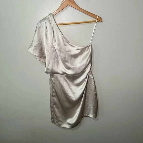 NWT DYNAMITE ONE SHOULDER SATIN MINI DRESS
POLISHED PEARL S - Picture 6 of 8